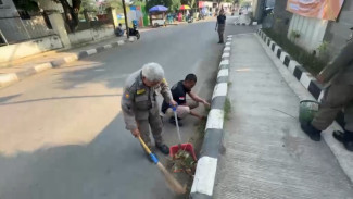 Satpol PP Cariu Gelar Opsih, Wujudkan Kantor Kecamatan Bersih dan Nyaman