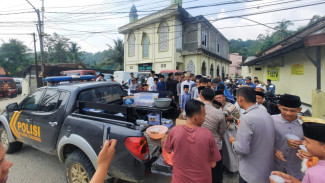 Mobil Patroli Diserbu Warga, Polsek Cigudeg Bagikan 800 Cup Takjil dan Bubur dalam Program Jumat Berkah