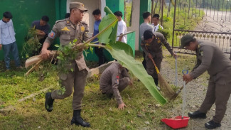 Satpol PP dan Kecamatan Cariu Gelar Jumat Bersih, Perkuat Budaya Gotong Royong
