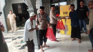 Jumat Berkah, Polsek Nanggung Bagikan 150 Box Nasi Kuning untuk Jamaah Masjid Al Mujahidin