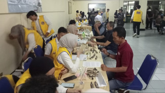 300 Kacamata Gratis Dibagikan di Puncak Gunung Mas, Kades Harap Ditambah Jadi 1.000