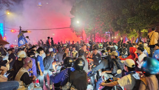 Ribuan Bobotoh Padati Tugu Kujang Bogor Rayakan Persib Juara