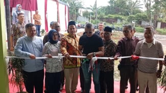 Jenal Mutaqin Resmikan Sekretariat RW dan Posyandu Kenanga di Tanah Sareal