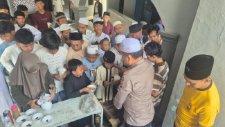 Jumat Berkah, Polsek Nanggung Bagikan 200 Porsi Bakso dan Es Buah untuk Jamaah