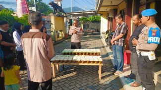Polsek Cigudeg Hadir untuk Warga, Jumat Berkah Dibagikan ke Pengguna Jalan dan Santri