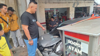 Diduga Mengantuk, Avanza Hantam Warung di Tenjo