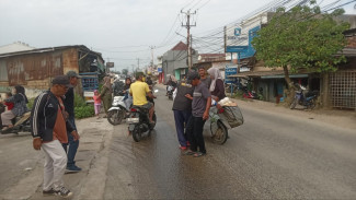 Solar Tumpah di Cicangkal, Puluhan Pemotor Tergelincir