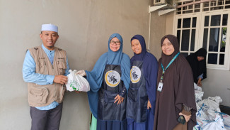 Sasar Guru Ngaji Se-Kota Bogor, Al Ghozy Muslimah Center Salurkan 1.200 Paket Daging Kurban