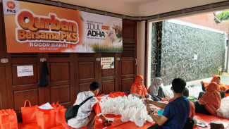 DPC PKS Bogor Barat, Kota Bogor Salurkan 800 Paket Daging Qurban