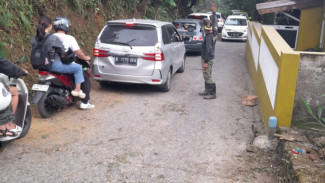Satlinmas Bersihkan Jalur Alternatif Puncak, Wisatawan Kini Lebih Aman Melintas