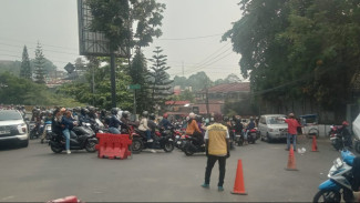 Arus Balik Puncak Membludak, Ribuan Pemotor Plat B Padati Jalur Alternatif Pasir Angin hingga Summarecon Bogor