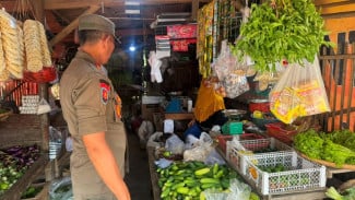 Satpol PP Cariu Tertibkan PKL di Depan Pasar, Bahu Jalan dan Trotoar Kembali Difungsikan