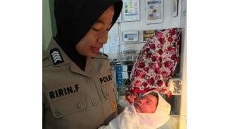 Tangis Bayi di Pinggir Sungai Parung Bikin Warga Terkejut, Polwan Sigap Selamatkan dan Gendong Penuh Kasih