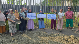 HJB ke-544, Emak-Emak dan Warga Rumpin Gotong Royong Perbaiki Jalan Rusak yang Tak Kunjung Dibangun