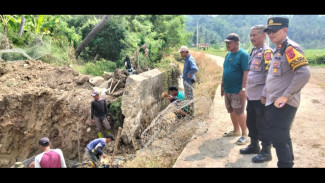 Kapolsek Tanjungsari dan Forkopimcam Tinjau Normalisasi Bendung Cibeet Cikumpeni, Petani Harapkan Pasokan Air Kembali
