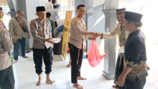 Pererat Silaturahmi dengan Warga, Polsek Nanggung Gelar Jumat Berkah di Masjid Al-Muhajidin
