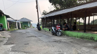 Jalan Gadog Sisi Ampera Rusak Bertahun-tahun, Kades Sukajadi Siap Betonisasi Jika Jadi Aset Desa