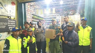 Polsek Megamendung dan Linmas Gelar KRYD, Puluhan Botol Miras Ilegal Disita