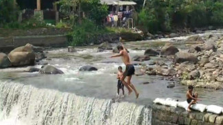 Libur Sekolah 2026, Bendungan Cibalog Megamendung Jadi Kolam Renang Gratis Favorit Anak-anak