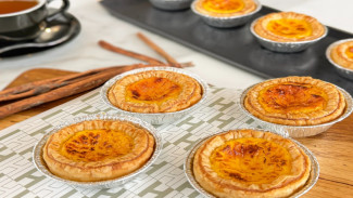 Angkat Identitas Lokal, AMBRE Dining Perkenalkan Pakansari Egg Tart sebagai Signature Menu