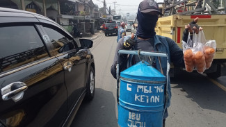 Libur Sekolah 2026 Bawa Berkah, Gemblong Bu Juju di Puncak Diburu Wisatawan Meski Harga Ketan Naik