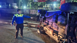 Ford Escape Terguling Usai Tabrak Trotoar dan Pagar Polsek Ciawi, Diduga Hilang Kendali