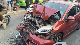 Diduga Microsleep, Mobil Brio Tabrak 5 Kendaraan di Pelintasan Kebon Pedes Bogor