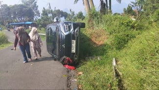 Mitsubishi Xpander Terbalik di Tanjakan 2000 Puncak 2 Bogor, Lalu Lintas Sempat Macet