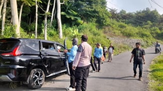 Kapolsek Sukamakmur dan Relawan Evakuasi Xpander Terbalik di Tanjakan 2000 Puncak 2