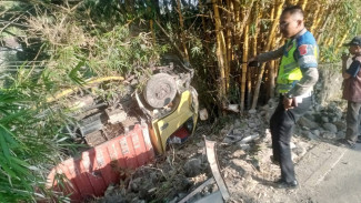 Hindari Minibus yang Mengerem Mendadak, Truk Boks Terbalik di Jalur Puncak dan Tabrak Pagar Vila