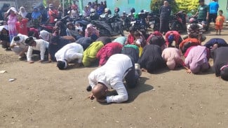 Aksi Damai Warga Sirnasari Ditutup Sujud Syukur, Desak Transparansi Dana Desa dan Kawal Proses Pengunduran Diri Kades