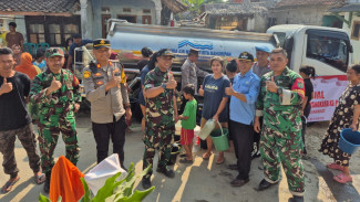 Kemarau Panjang Lumpuhkan Sumur Warga, Polsek Nanggung Salurkan 11.000 Liter Air Bersih untuk Dua Desa di Nanggung