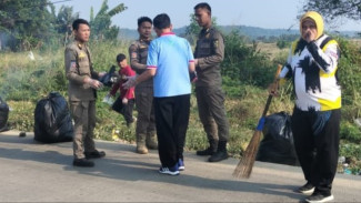 Kecamatan Cariu Kompak Gelar Jumsih, Camat Ajak Warga Stop Buang Sampah Sembarangan Jelang HUT RI