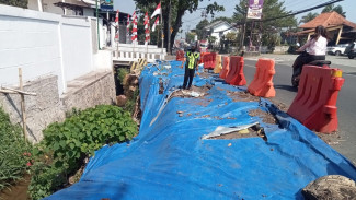 Jalan Longsor di Puncak Belum Diperbaiki, Pengendara Motor Kerap Terperosok Saat Malam