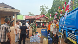 Kemarau Melanda, BPBD Salurkan 8.000 Liter Air Bersih ke Warga Sukadamai, Bhabinkamtibmas Turut Dampingi