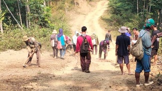 Puluhan Tahun Dinanti, Warga Kampung Talaga Masih Andalkan Jalan Tanah