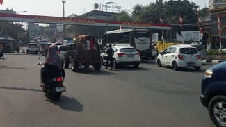 Ribuan Kendaraan Serbu Puncak Bogor Saat Long Weekend, Polisi Terapkan One Way