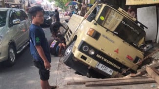 Dump Truk Terjeblos di Jalan Kapten Yusuf Bogor, Beton Drainase Diduga Tak Kuat