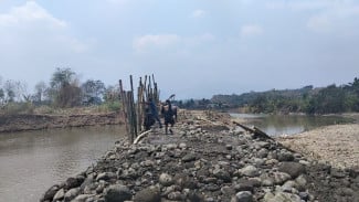 Kades Kutamekar Alihkan Aliran Sungai Cibeet, Jawab Kekhawatiran Warga Jelang Musim Hujan