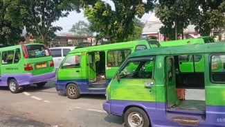 Angkot Mogok Massal, Penumpang Telantar di Warung Jambu: “Kalau Tahu Tadi Pesan Grab”