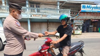 Antisipasi Abu Vulkanik Anak Krakatau, Polres Bogor Bagikan Masker dan Edukasi Warga