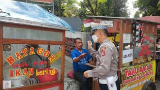 Aksi Polsek Gunung Sindur Bagikan 150 Masker Gratis, Antisipasi Gangguan Pernapasan akibat Debu Vulkanik