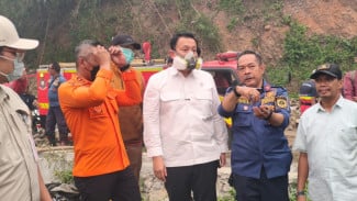 Wamen LH Diaz Hendropriyono Cek Kebakaran TPAS Galuga, Pastikan Api Mulai Terkendali