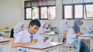 Perjuangan di Balik Ruang Kelas: Mengapa Menuntut Ilmu dan Mengajar Dihargai Setara Berjuang di Jalan Allah?