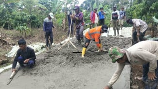 Jalan Penghubung Dua Kedusunan di Sukawangi Dibetonisasi, Akses Warga Makin Mudah