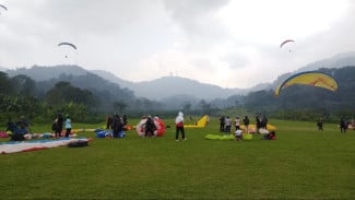 Wisatawan Mancanegara Kepincut Paralayang Gunung Mas Puncak, Terpikat Panorama Kebun Teh