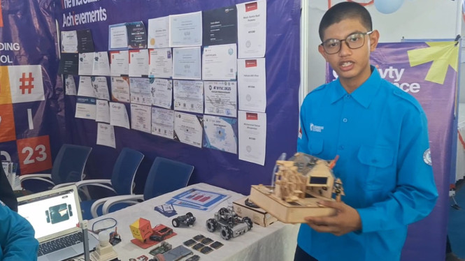 Siswa IDN Pamerkan Miniatur Smart Green House Deteksi Maling