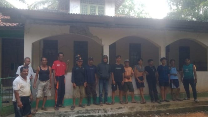 Tak Muluk, Warga Cimaraca Berharap Atap Bekas untuk Masjid