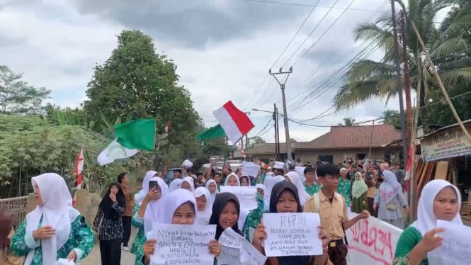Ratusan Pelajar Mts Gelar Aksi Unjuk Rasa. Aby Fahri MJ/VIVA Bogor