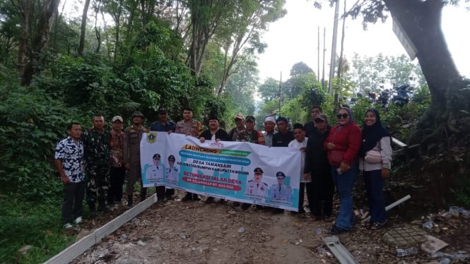 Pembangunan jalan Kampung Cilangkap. Aby Fahri MJ/VIVA Bogor